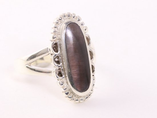 Langwerpige bewerkte zilveren ring met zwarte parelmoer - maat 18