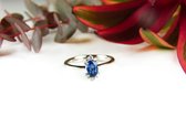 ring in wit goud gezet met blauwe saffier en diamant