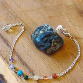 Pendel met ruwe Toermalijn en een ketting met 7 kleine chakra's edelstenen - nr.25 - met gratis saristof buideltje - Pendelen - spiritueel