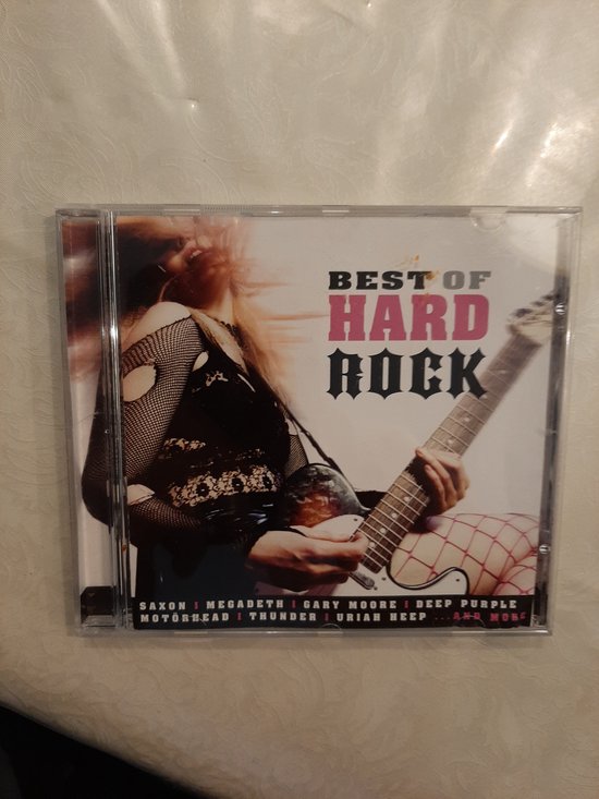 CD-hoes met de titel "BEST OF HARD ROCK" met daarop een vrouw met visnetkleding en een gitaar.