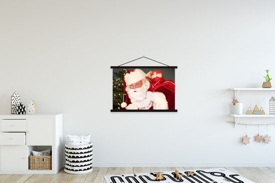 portrait du Père Noël portant un sac rouge sur son épaule poster scolaire lattes plates noir 90x60 cm - Tirage photo sur poster textielposter (décoration murale salon / chambre)