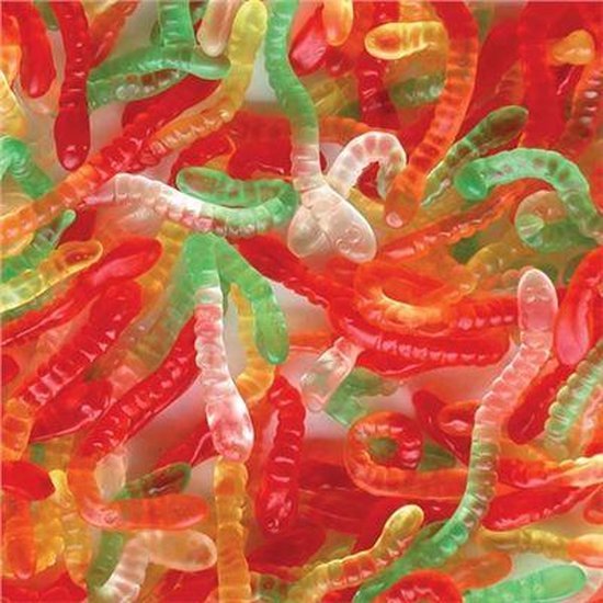 Een grote stapel veelkleurige gummy wormen, voornamelijk rood, groen en geel.