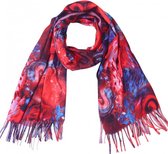 Een zachte sjaal met een fantasieprint in opvallende rode kleuren afgewisseld met blauwe tinten. De achterkant van de sjaal heeft een bijpassende wijnrode kleur. De print op de sja