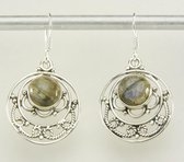 Opengewerkte zilveren oorbellen met labradoriet