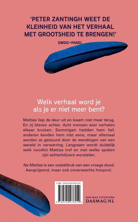Boekcover met tekst 'Peter Zantingh weet de kleinheid van het verhaal met grootsheid te brengen!' en een blauwe veer op een roze achtergrond.