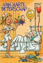 Van harte beterschap! Een verpleegkundige die een bord met gezond fruit komt brengen bij een ziek persoon die op bed ligt. Een dubbele wenskaart inclusief envelop en in folie verpa