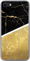 Geschikt voor iPhone SE 2020 hoesje - Marmer print - Zwart - Goud - Siliconen Telefoonhoesje