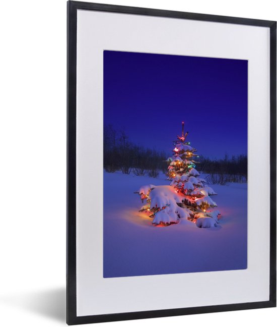 Fotolijst incl. Poster - Verlichte kerstboom in de sneeuw bij nacht - 30x40 cm - Posterlijst - Kerstmis Decoratie - Kerstversiering - Kerstdecoratie Woonkamer - Kerstversiering - Kerstdecoratie voor binnen - Kerstmis
