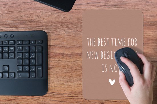 Muismat 18x27 cm - Mousepad Engelse quote "The best time for new beginnings is now" met een hartje op een bruinen achtergrond - Muismatten