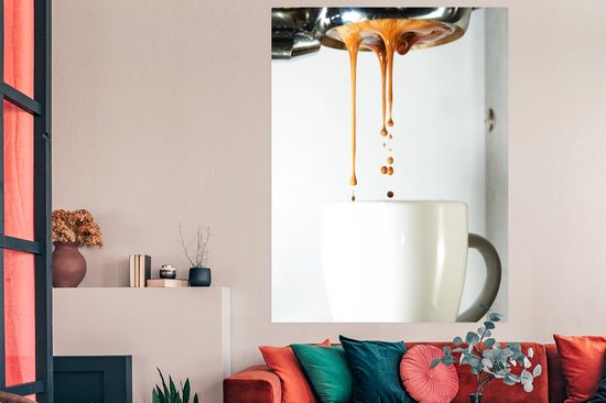 Le café coule de la cafetière dans la tasse de café Poster 120x160 cm - Tirage photo sur Poster (décoration murale salon / chambre) XXL / Groot format!
