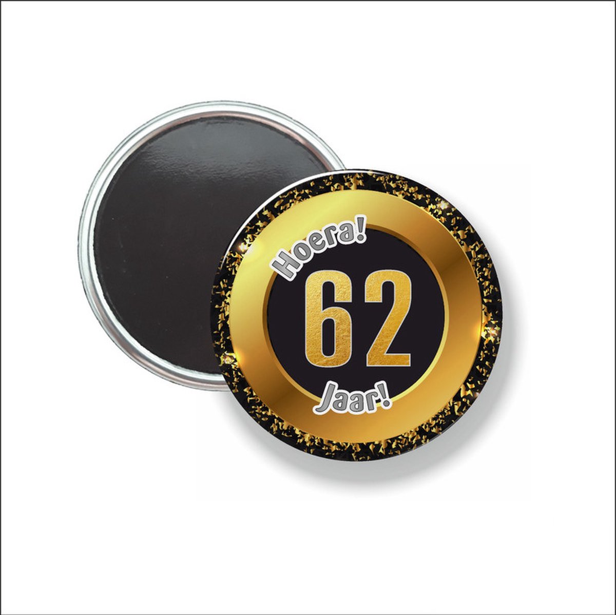 Afbeelding van product MC Living  Button Met Magneet 58 MM - Hoera 62 Jaar - NIET VOOR KLEDING