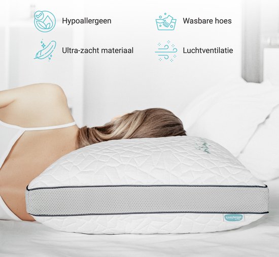 Vrouw liggend op een wit CozySense kussen, met gestructureerd patroon en grijze zijkanten.
