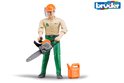 Speelfiguur boswachter met oranje helm, beschermend vizier, beige werkshirt, groene broek, kettingzaag en jerrycan.