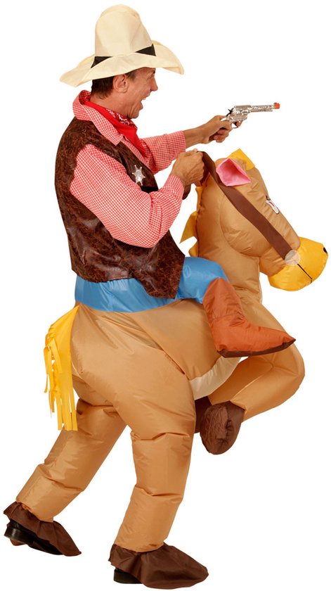Man in opblaasbaar cowboy kostuum op paard, met pistool in de hand.