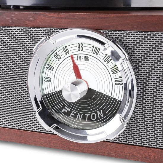 Retro radio met FENTON logo en FM-MHz schaalverdeling, houten kast en metalen speakergrill.