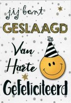 Jij bent geslaagd! Van harte gefeliciteerd. Een grappige wenskaart met een blije smiley met een feestmuts op. Een dubbele wenskaart inclusief envelop en in folie verpakt.