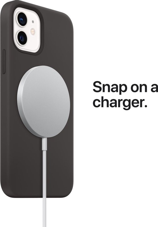 Zwarte iPhone hoes met MagSafe oplader bevestigd. Tekst: 'Snap on a charger.'