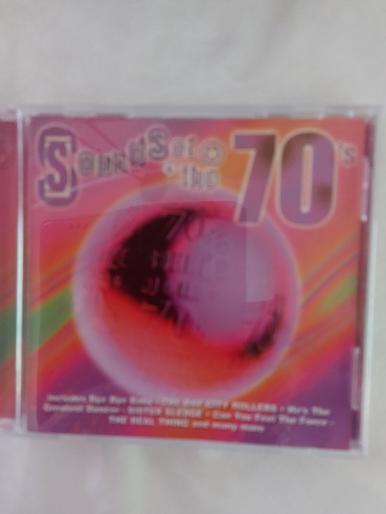 CD-hoes met de tekst 'Sounds of the 70's' op een achtergrond met regenboogkleuren en een ronde paars-rode bol.