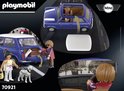 Blauwe Mini Cooper met wit dak, twee Playmobil-figuren, een dalmatiër en bagage. Een figuur opent de kofferbak.