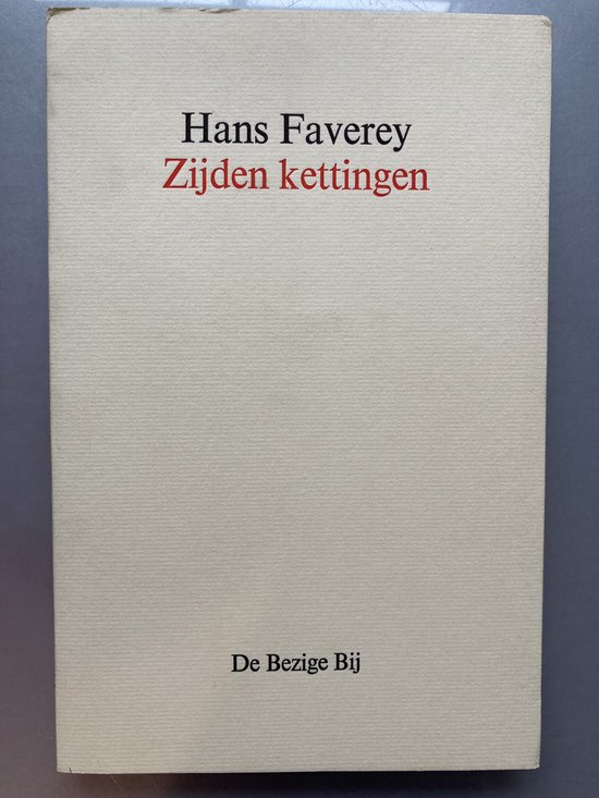Boek met de titel Zijden kettingen door Hans Favery. Uitgever De Bezige Bij.