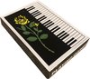 Afbeelding van het spelletje Speelkaarten met pianotoetsen en roos