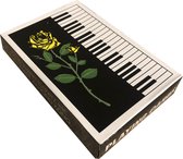 Speelkaarten met pianotoetsen en roos