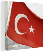 Canvas Schilderij De vlag van Turkije wappert in de wind - 20x20 cm - Wanddecoratie