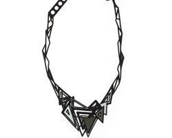 Batucada - Kheops - Collier van Plantaardige Oorsprong en Hypoallergeen - Vrouwen Ketting met driehoekige vormen - Antiallergisch Halsketting - Zwart - Grijs - Bruin - lengte 40/45 cm - effect Tattoo - oogt als Rubber - Vegan