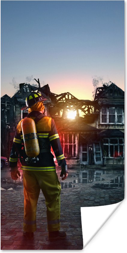 Poster Brandweerman voor verbrand huis - 20x40 cm
