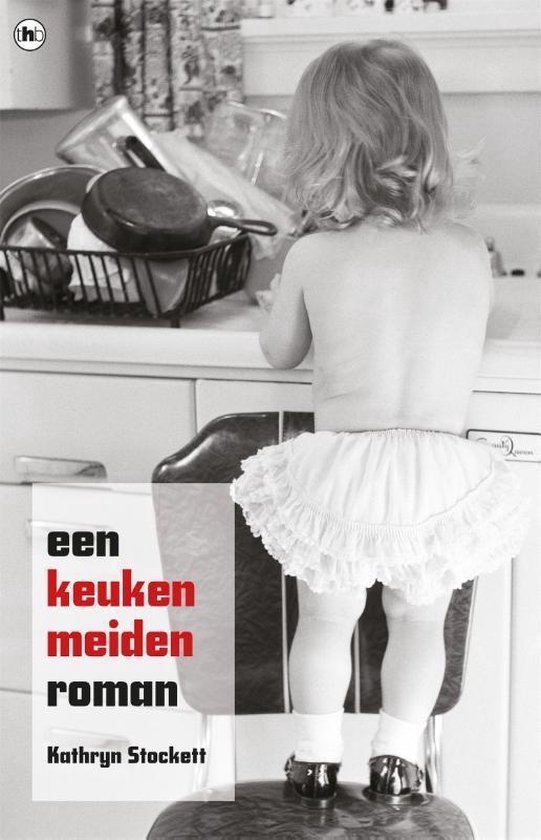 Een klein meisje, van achteren gezien, staand op een stoel in de keuken. Ze draagt een wit jurkje en schoentjes. Tekst: een keukenmeidenroman, Kathryn Stockett.
