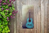 Tuinposter Gekleurde akoestische gitaar in een kamer met een betonnen muur - 40x80 cm - Wanddecoratie Buiten - Tuinposter - Tuindoek - Schuttingposter - Tuinschilderij