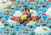 Een blanco wenskaart met een vrolijke piloot in een vliegtuig. Om het vliegtuig heen vliegen andere vliegtuigen, vogels en luchtballonnen in de lucht. Een dubbele wenskaart inclusief envelop en in folie verpakt.
