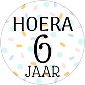 Traktatiestickers Hoera 6 Jaar - Stickervel - Cadeausticker - Wensetiket - Rond 40 mm - Sluitsticker - 20 stuks - Wit Pastel Groen Geel Roze Groen Blauw Paars Confetti - Sticker 6e