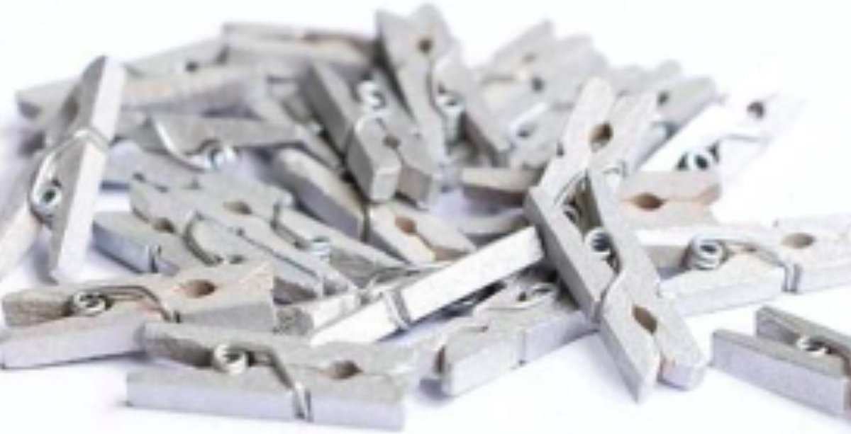 Kleine houten mini knijpers - 50 STUKS - Zilver - Knijpertjes - Fotoknijpers - Geboorte wasknijpers - 2.5 CM - Kaartknijpers - Foto knijpers - Knijper om foto's aan op te hangen - Fotohouder - Knijpers - Wasknijpers - Kerstkaart hangers - Decoratie