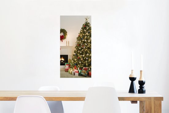 Affiche Un sapin de Noël avec des cadeaux près d'une cheminée - 40x80 cm |  bol