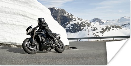 Poster Een motor in de besneeuwde bergen