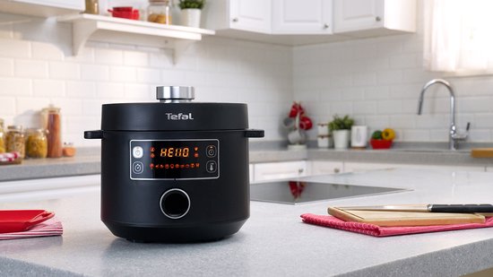 Zwarte Tefal multicooker met digitale bediening, staand op een aanrecht.