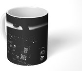 Mok - Een verlichte cockpit bij een zonsondergang - zwart wit - 350 ML - Beker