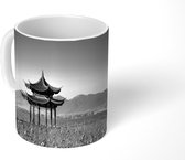 Mok - Toren van het Jixian Pavilion bij het water in China - zwart wit - 350 ML - Beker