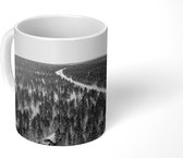 Mok - Besneeuwd bos met een weg in Finland - zwart wit - 350 ML - Beker