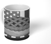 Mok - een kersentaart met een Amerikaanse vlag - zwart wit - 350 ML - Beker