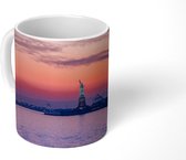 Mok - Het Vrijheidsbeeld met een paarse lucht - 350 ML - Beker