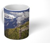 Mok - Luchtfoto met bergen en wolken in het Peruviaanse Choquequirao - 350 ML - Beker