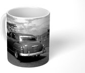 Mok - Een plattelandsweg met een Cubaanse oldtimer - zwart wit - 350 ML - Beker