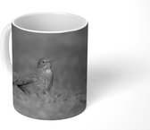 Mok - Een Zanglijster die door het gras loopt - zwart wit - 350 ML - Beker
