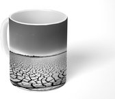 Mok - Droge grond met donkere lucht - zwart wit - 350 ML - Beker