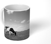 Mok - Grazende koeien in een weiland - zwart wit - 350 ML - Beker