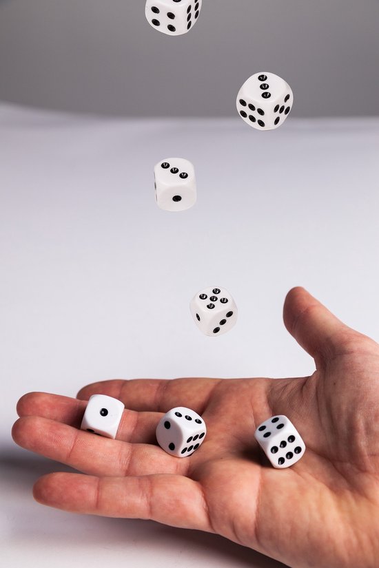 Speelgoed spellen Dobbelstenen - 6x stuks - wit/zwart - kunststof - Dobbelen - Spelletjes