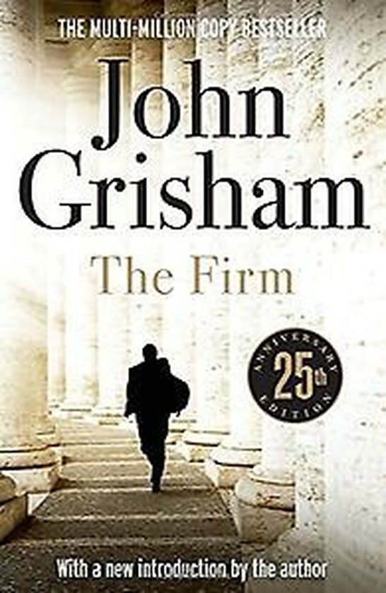 Boekhoes van 'The Firm' door John Grisham. Een man in silhouet loopt tussen klassieke zuilen door. Met 25th Anniversary Edition.
