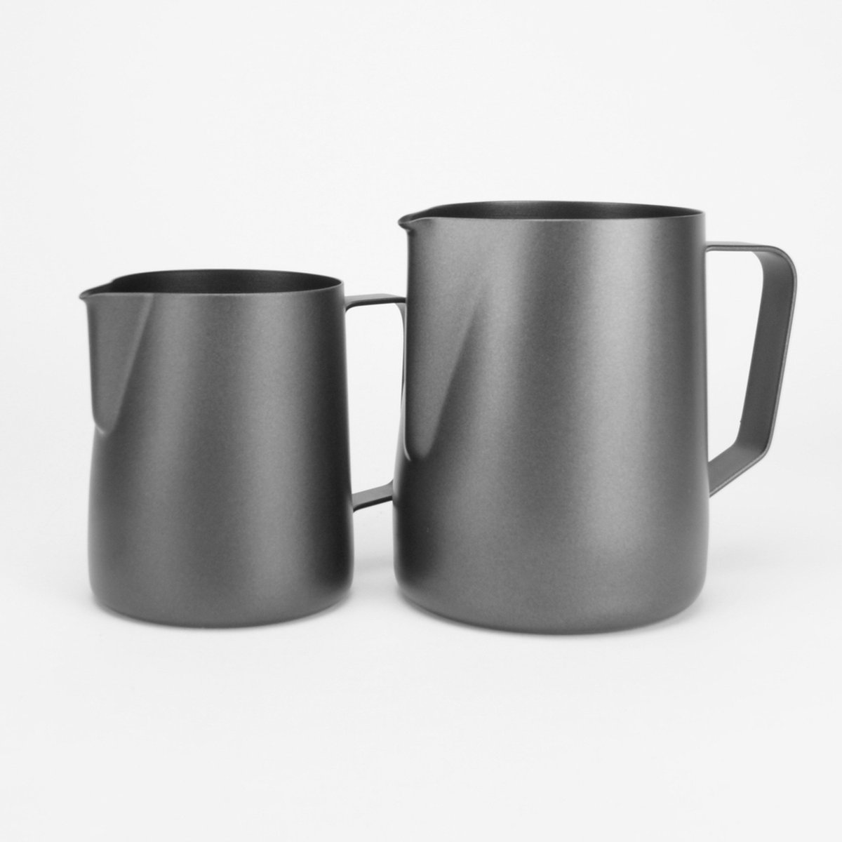 Melkkannetje Opschuim Set – Zwart – 2 Stuks – 350ml + 600ml – RVS - Essentials – RVS – Melkopschuimkan – Melkkan – Espressomachine - Barista Essentials